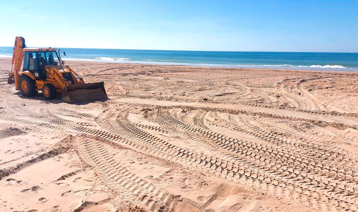 Excavadora en la playa de Matalascañas.