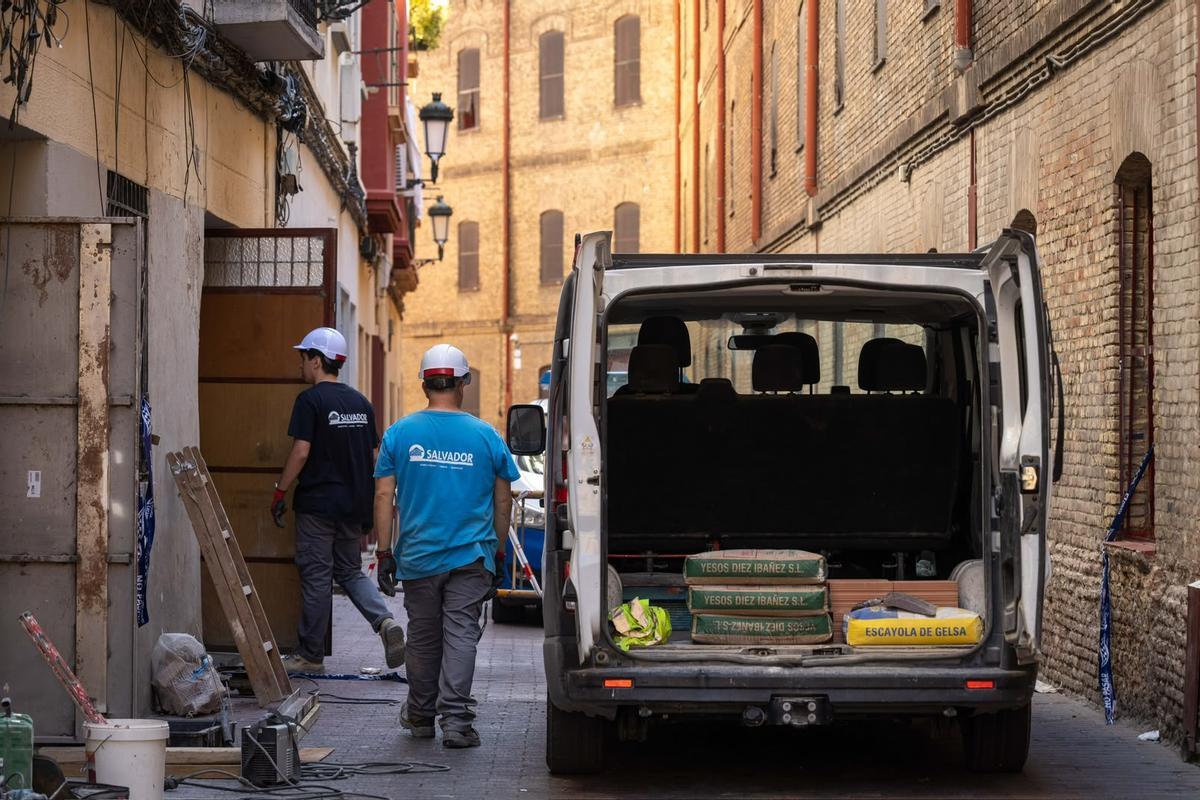 Los obreros accediendo al inmueble para comenzar el apuntalamiento
