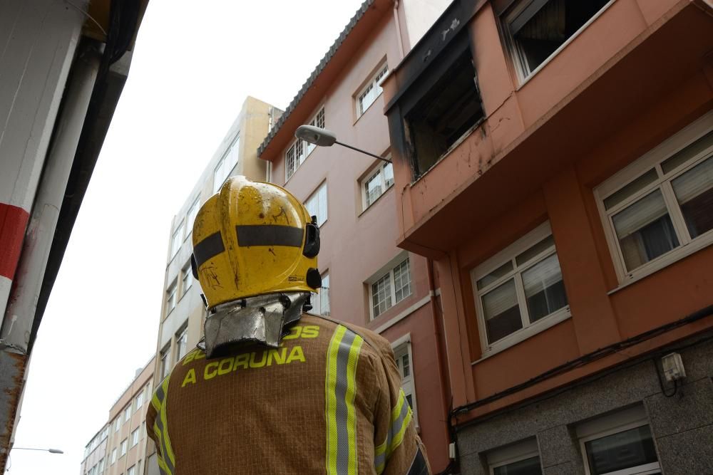 Inhaló humo procedente de la habitación contigua en la que se había generado el incendio.