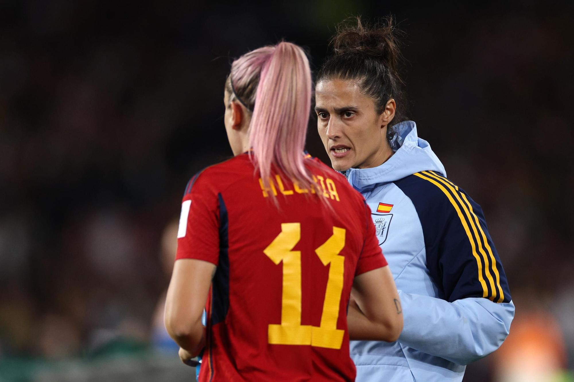 La nueva entrenadora de la selección española, Montse Tomé, con Alexia Putellas