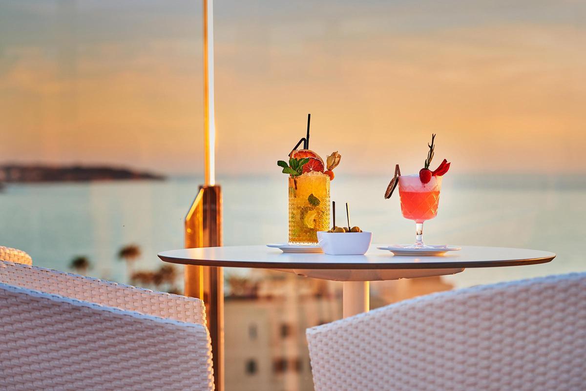 La carta de Heaven Rooftop Bar apuesta por cocktails de autor con vistas al Mediterráneo.