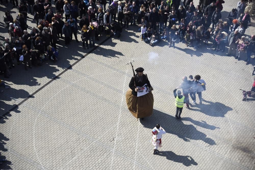 Balsareny rebutja amb cultura popular les accions