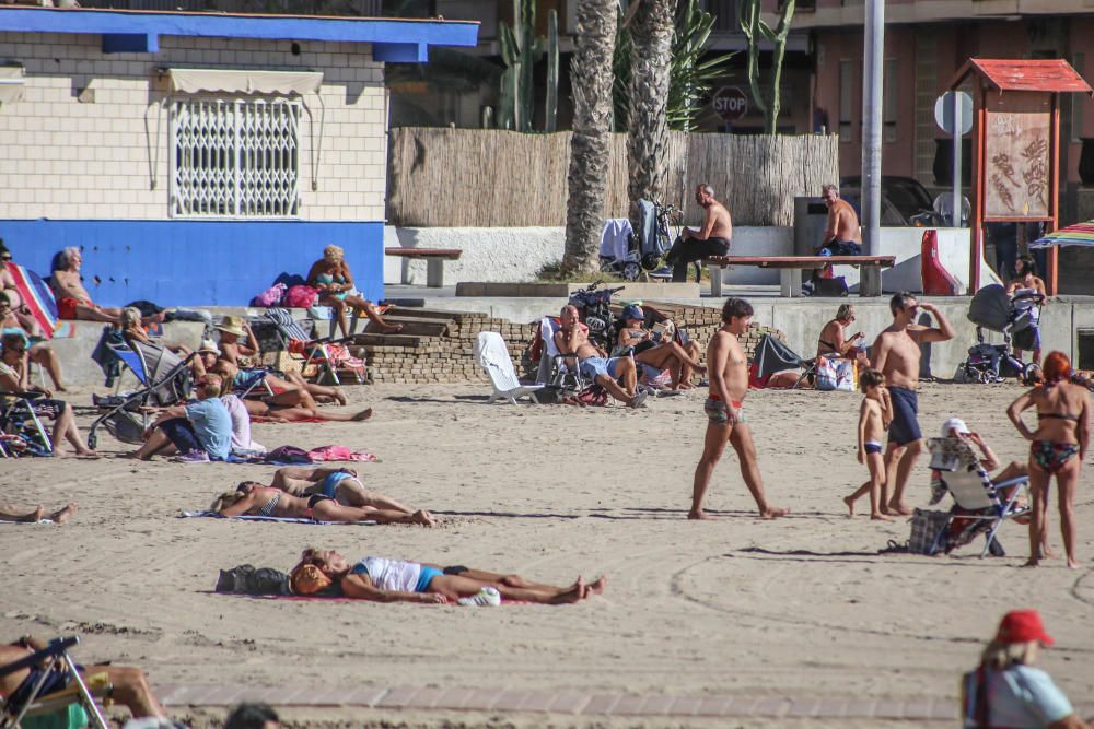 Las inusuales altas temperaturas han animado en los últimos días la afluencia a las playas de la Vega Baja. Aquí imágenes de la playa del Cura en Torrevieja.