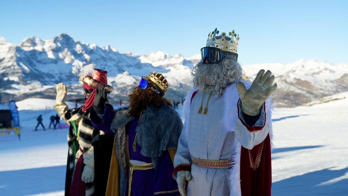 Los Reyes Magos visitan las estaciones de Aramón y recogen las cartas de los niños en plena nieve.