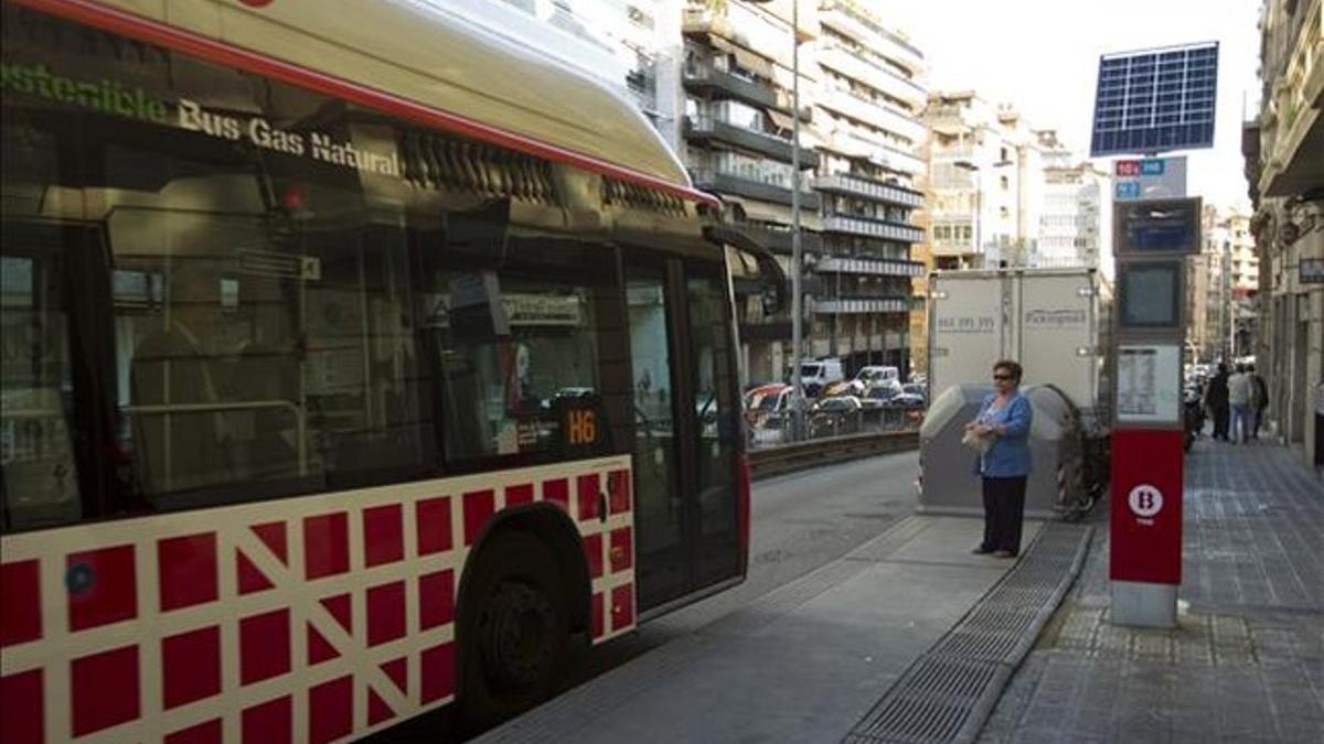 Un autobús de la red ortogonal, en la Gran Via.