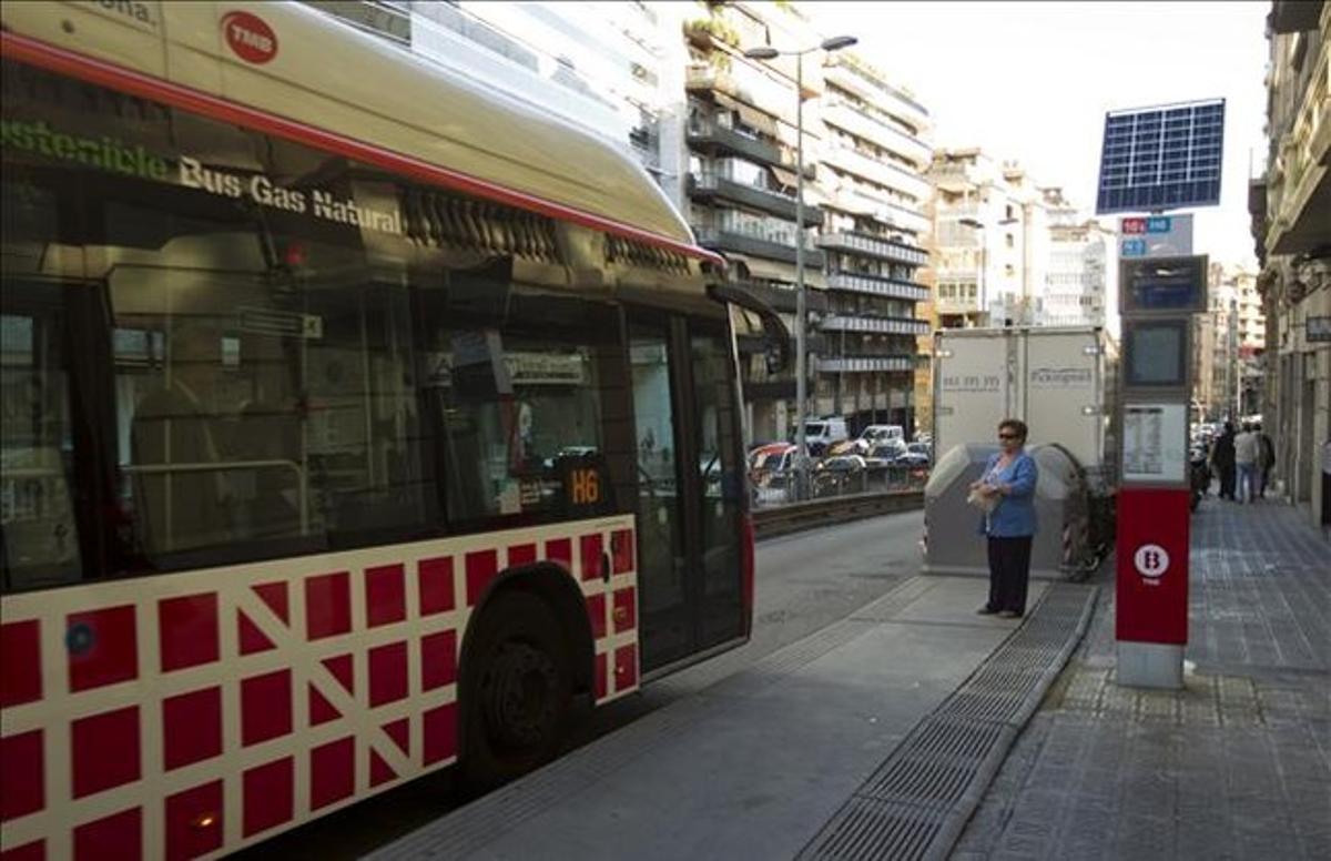 Un autobús de la nova xarxa ortogonal, a la Gran Via.