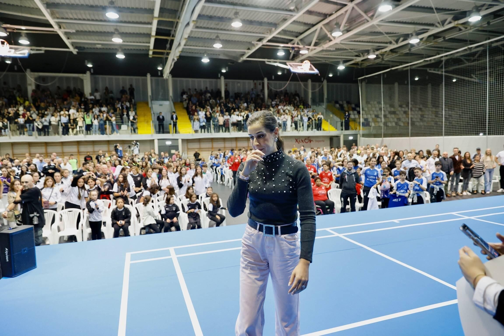 Carolina Marín recibe el cariño de medio millar de deportistas asturianos en Gijón y la visita sorpresa de Saúl Craviotto