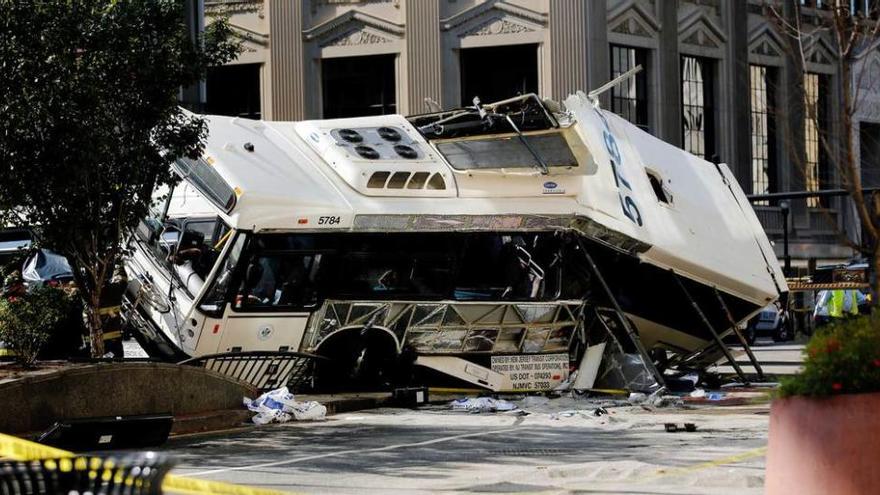 Estado en el que quedó uno de los autobuses.