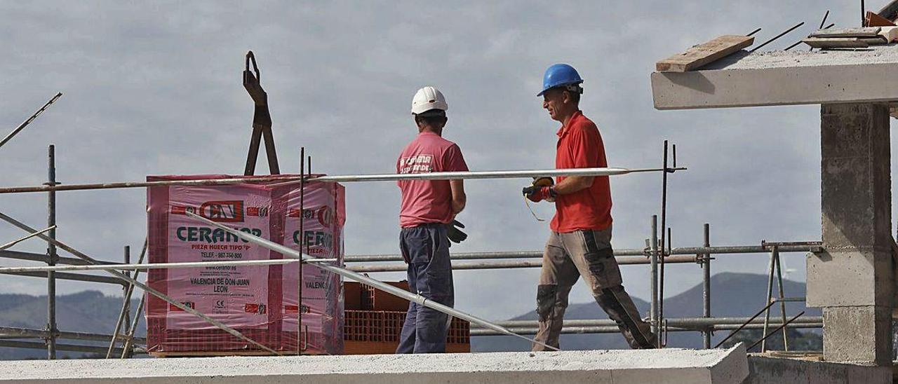 Obreros en una construcción en Avilés.
