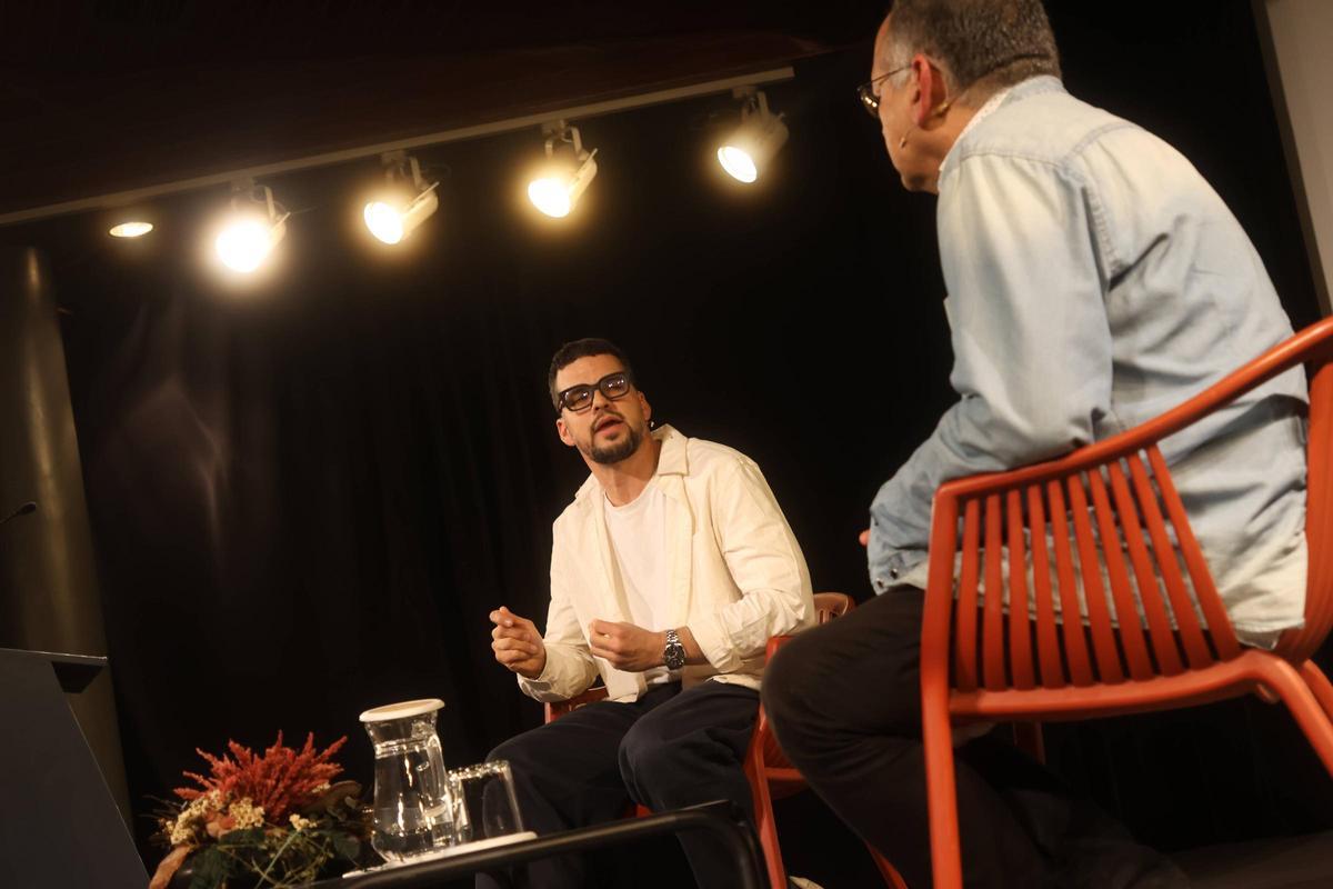 David Victori va conversar amb Jordi Bordas en l'acte celebrat a l'Espai Plana de l'Om