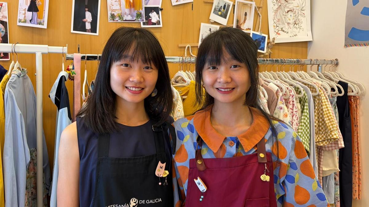 Las hermanas Sixing y Siyi Xu, en su estudio de O Milladoiro.