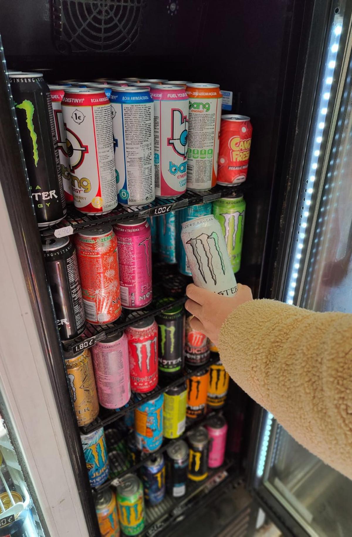 Un joven coge una bebida energética en un comercio estradense. | S. P.