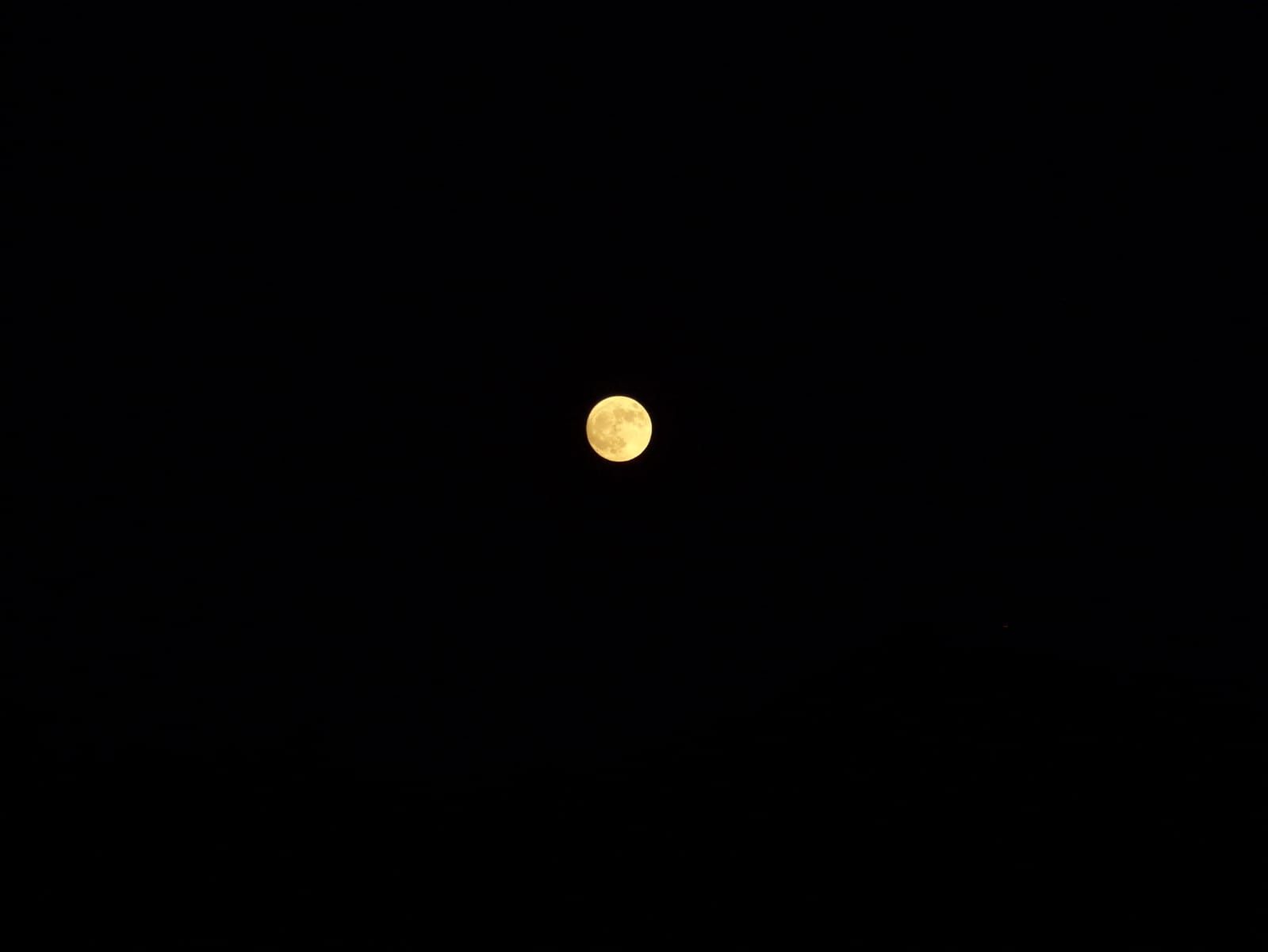 Del espectacular ocaso a la luminosidad de una luna en su plenitud en Vigo