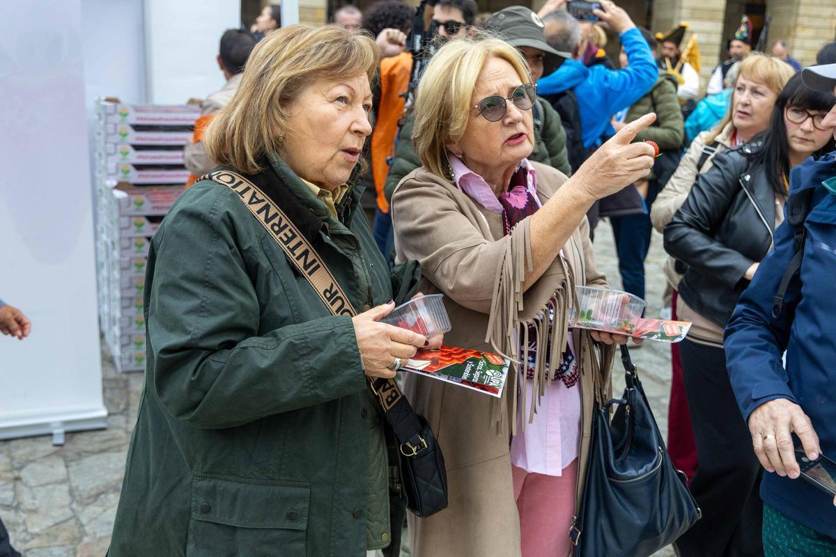 Reparten fresas de Huelva en la plaza del Obradoiro para promover su "calidad y garantía"