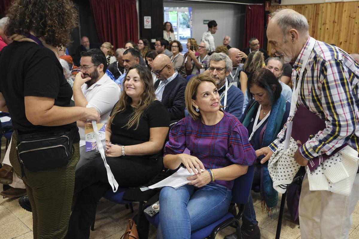 Las dirigentes canarias Laura Fuentes y Noemí Santana, en un encuentro con la militancia de Podemos en las islas.