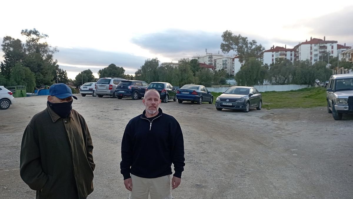 Joaquín González y Juan Manuel González, en enero, en la parcela para la que piden el equipamiento deportivo.