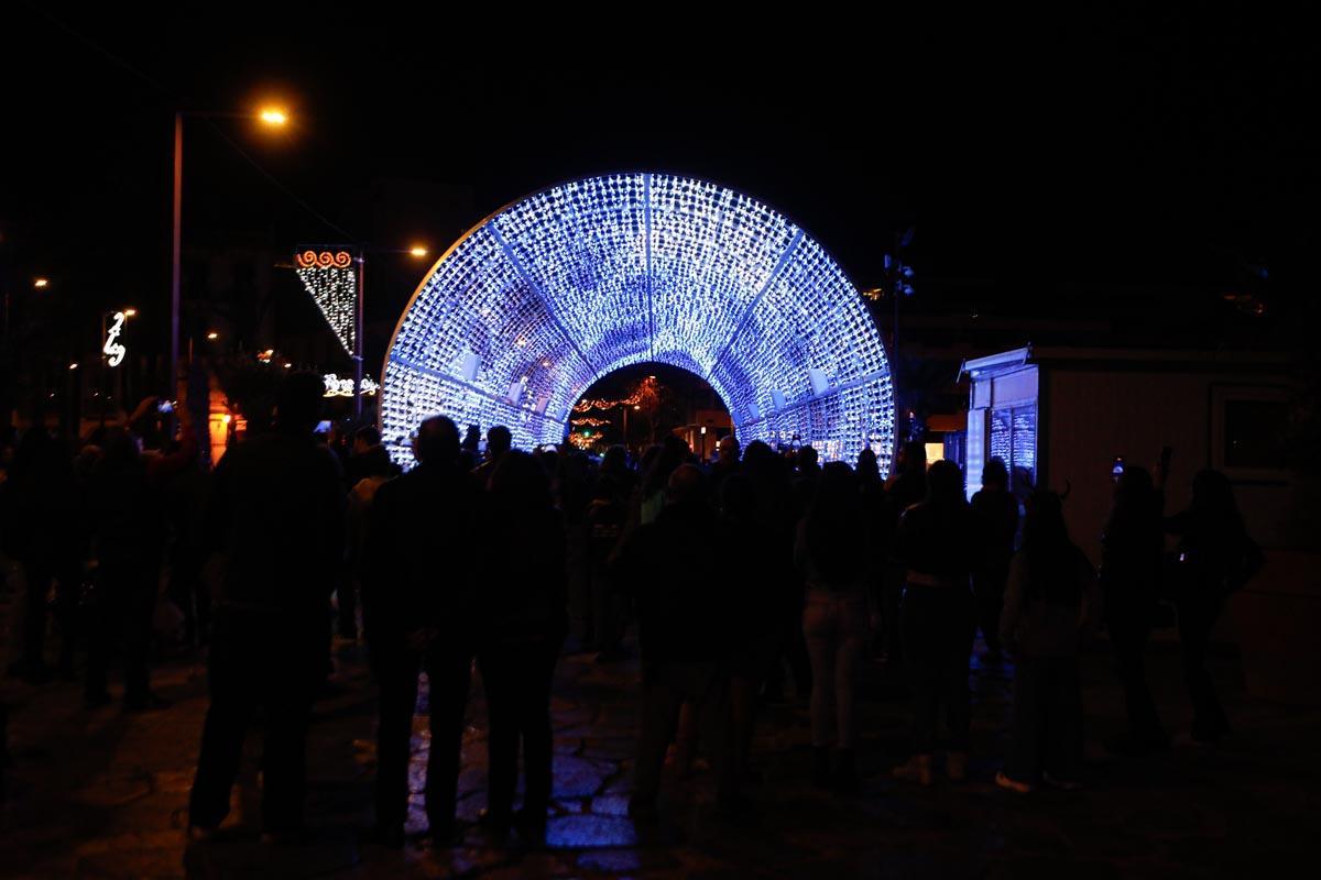 Galería: Juegos y risas en el túnel de luces del puerto de Ibiza