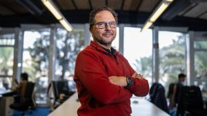 El cofundador y consejero delegado de Ocean Ecostructures, Ignasi Ferrer, la primera empresa que se ha instalado en el hub de economía azul del Port de Barcelona, BlueTechPort, en los tinglados de Sant Bertran.