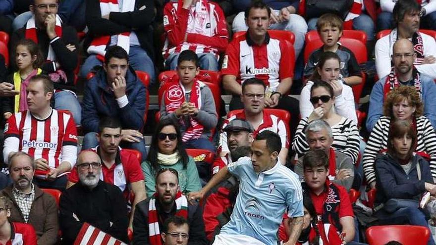 Fontás controla el balón ante Williams, en San Mamés. // LOF