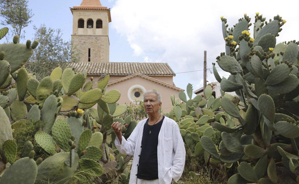 Komponist und Künstler Harald Weiss während eines MZ-Besuchs im Mai 2024 in seinem Kakteengarten, der auch Aufführungsort des Klangfestivals wird.