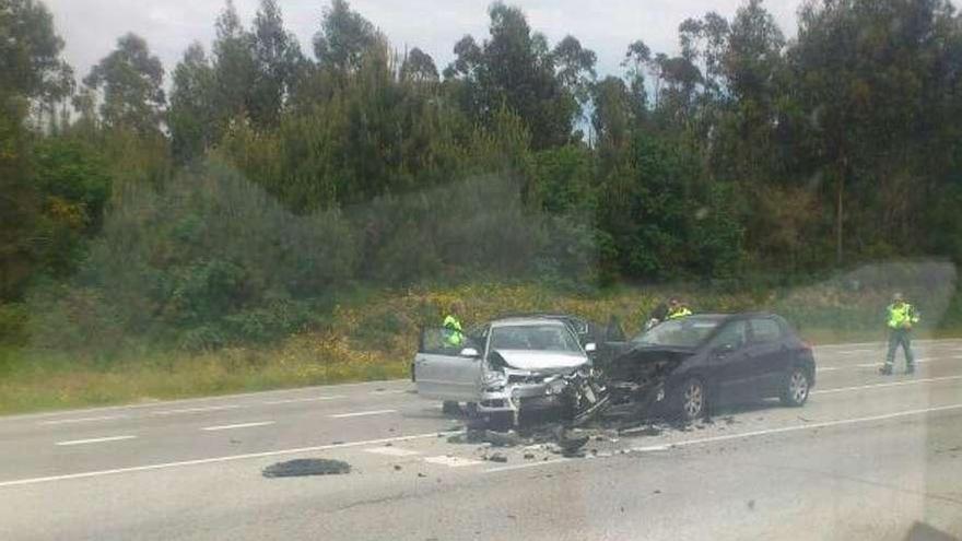 Aparatoso accidente en la carretera de Vilagarcía, en Curro