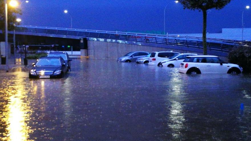 Vehicles dins d&#039;una gran bassal a Empuriabrava.