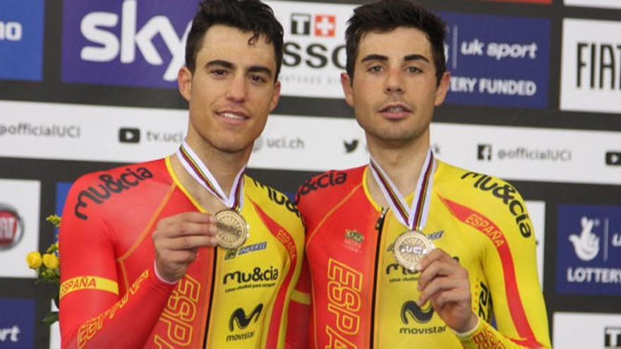 Albert Torres y Sebastián Mora posan con sus medallas.