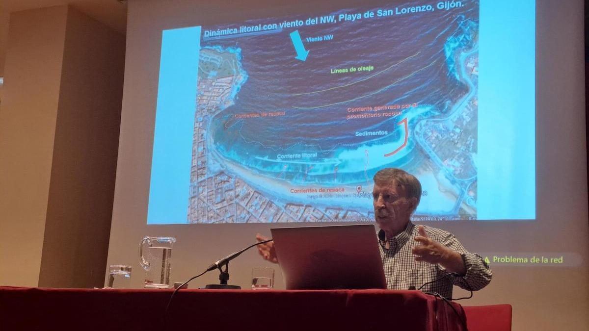 Antonio de la Cruz explicando las resacas costeras en la Playa de San Lorenzo