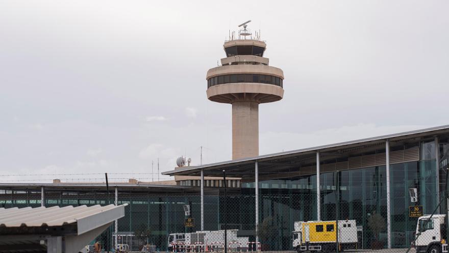 La policia continua buscant 12 dels passatgers fugats de l&#039;avió de l&#039;aeroport de Palma