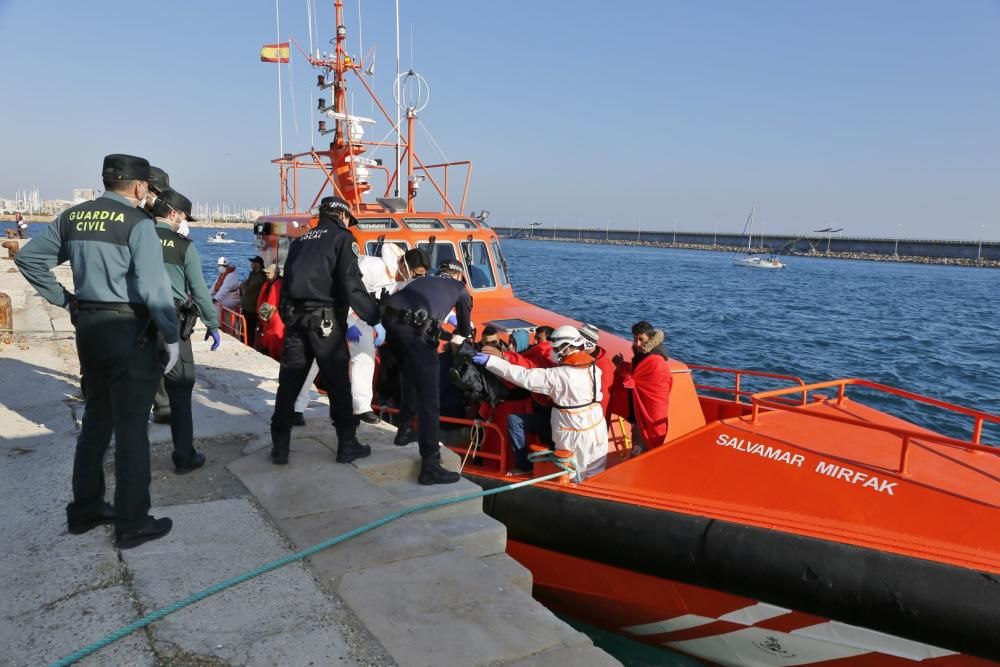 Guardia Civil, Cruz Roja y Salvamento Marítimo han puesto en marcha el protocolo para recepcionar a 24 personas rescatadas en el mar y que ocupaban una patera. 20 hombres y cuatro mujeres