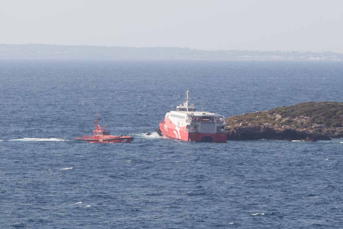 La naviera tiene tres días para presentar un plan para reflotar el ferry encallado en el islote de Ibiza