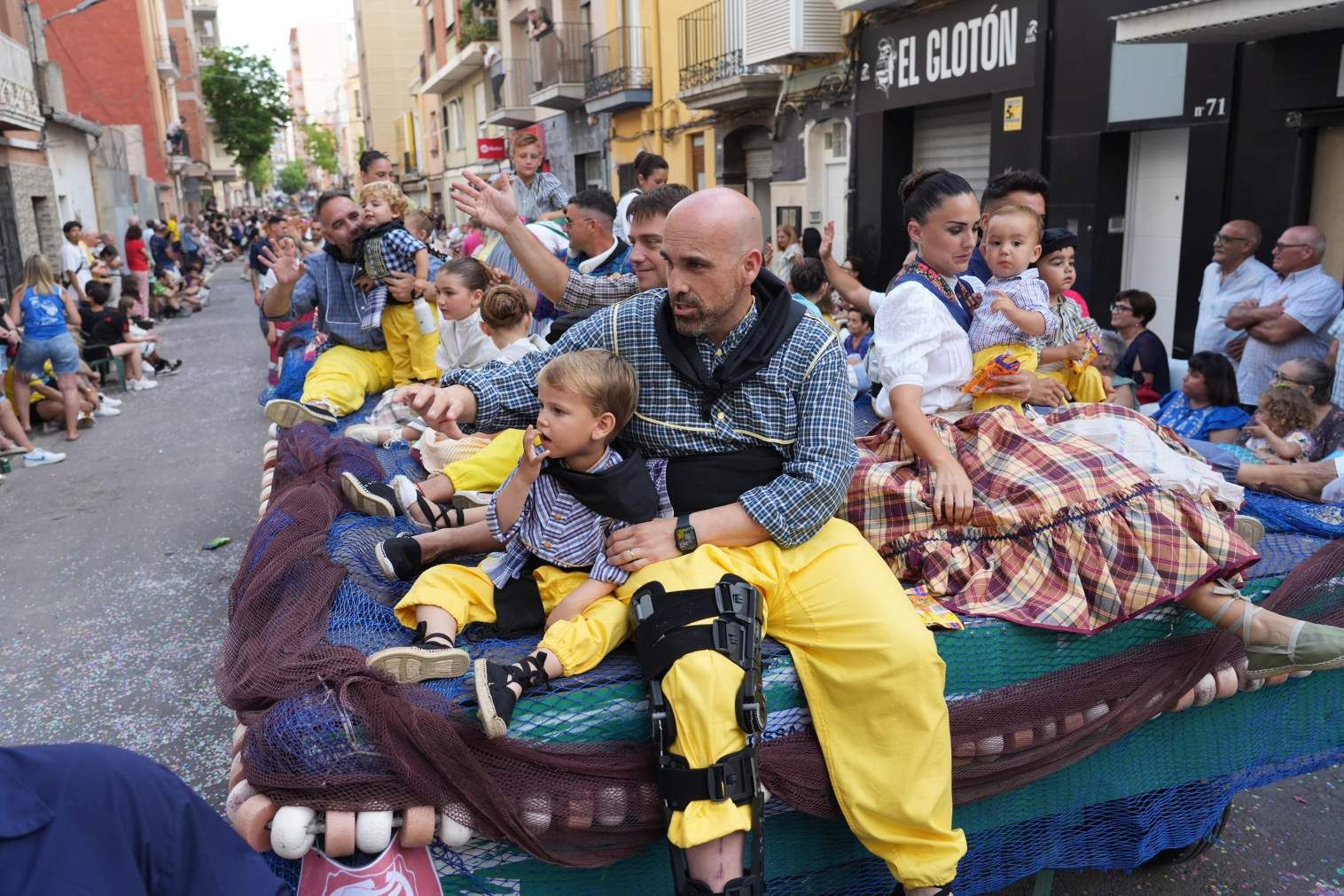 El Grau da inicio a las fiestas de Sant Pere con pólvora, bous y música