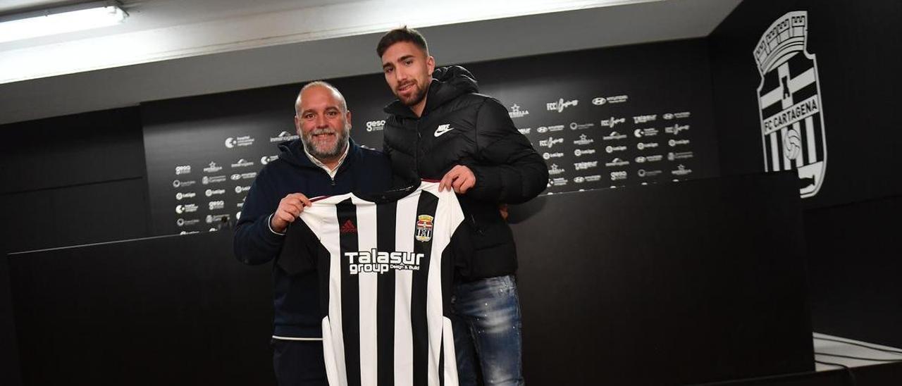 Darío Poveda, exfutbolista de la UD Ibiza, ayer con Manolo Sánchez Breis en su presentación con el FC Cartagena.