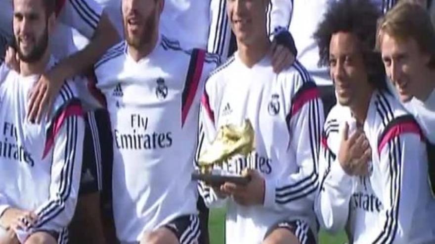 Un Ronaldo feliz comparte su Bota de Oro con los compañeros