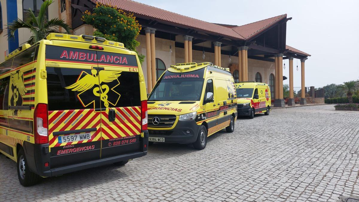 Ambulancias de Emeral y del SUC, en la entrada del hotel en el que ha tenido lugar el suceso