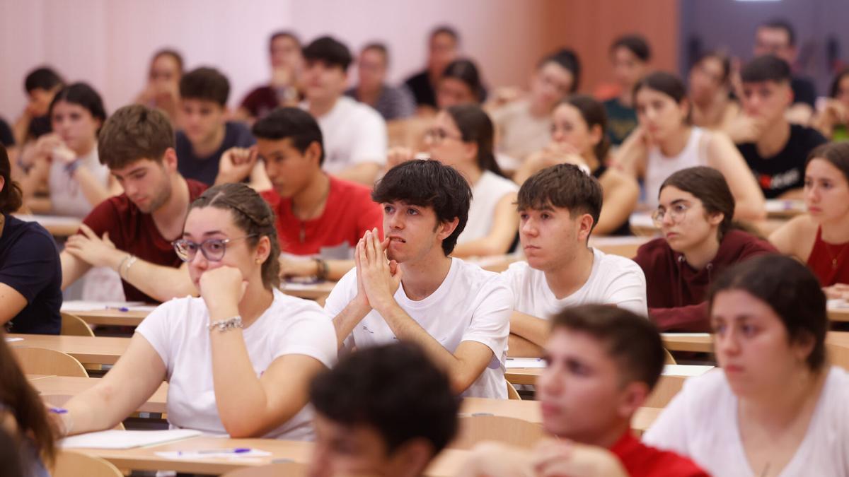 Estudiantes realizando un examen de la Selectividad.