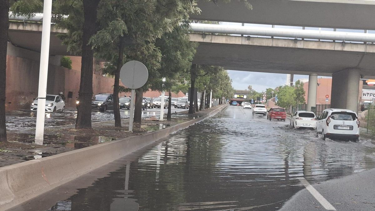 Inundación en un tramo de la ronda Litoral este viernes en Barcelona, a causa de la tormenta.
