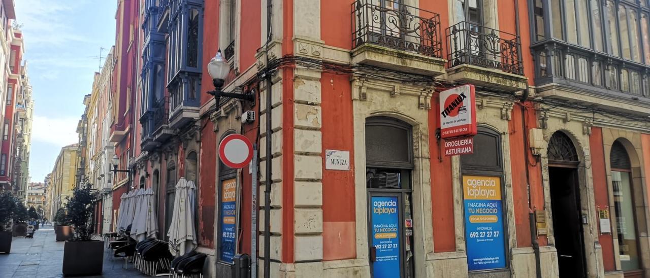 El bajo de la esquina entre las calles Munuza y La Merced.