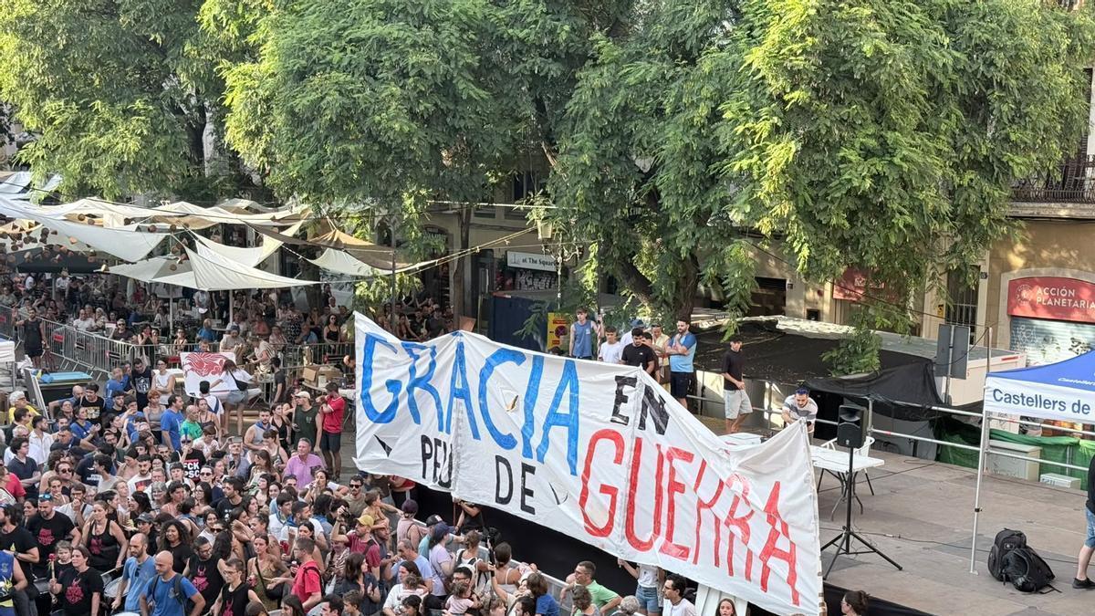 Pancarta reivindicativa de las “colles” de las Fiestas de Gràcia en la plaza de la Vila, minutos antes de la lectura del pregón.