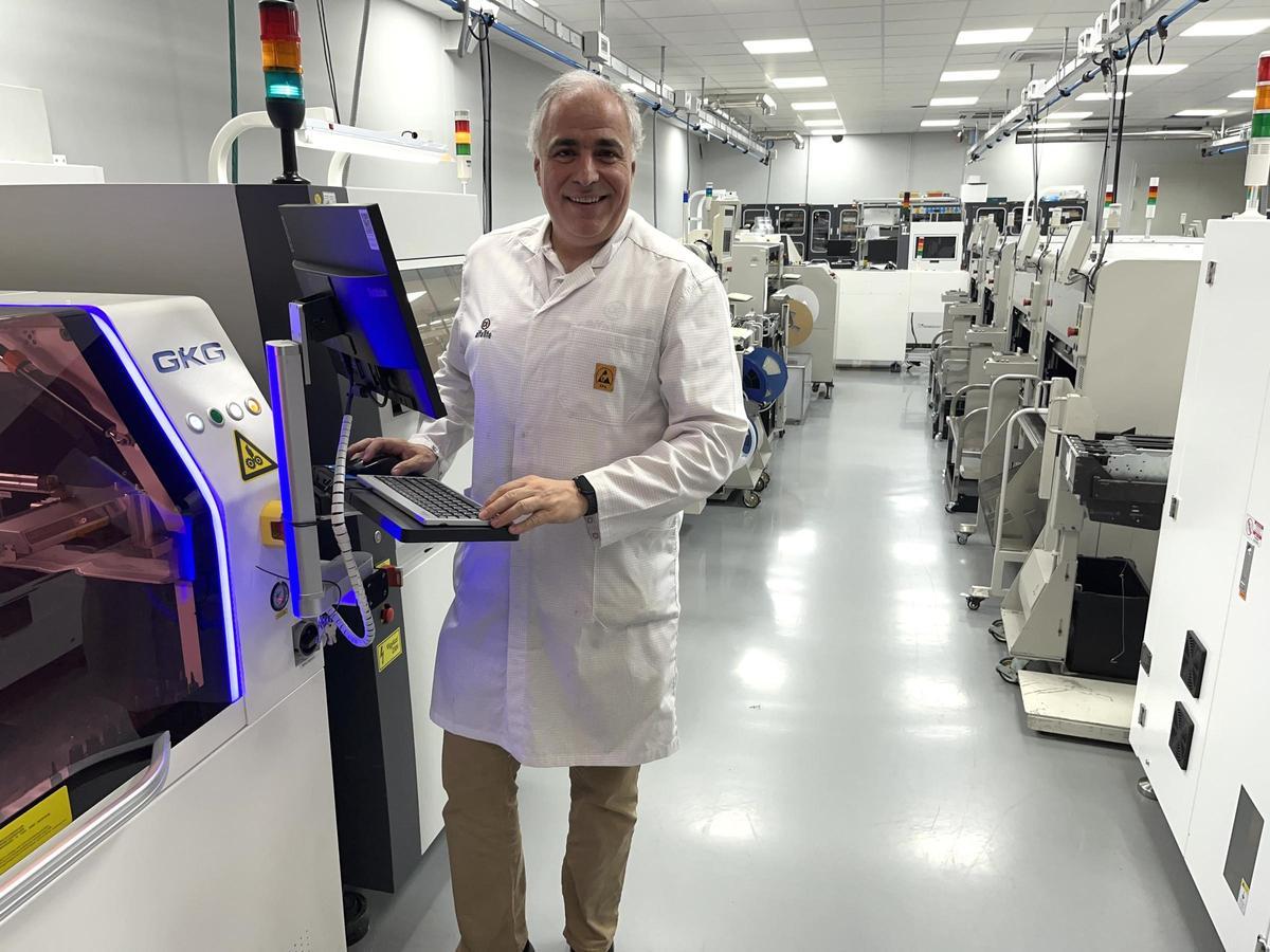 Jesús Cabrera, fundador y director general de la empresa Alfalite, en su fábrica de Rociana del Condado (Huelva). Es el único fabricante europeo de pantallas LED