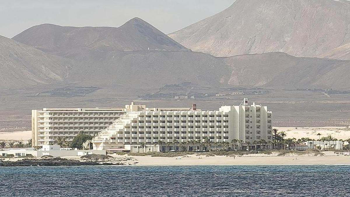 Hotel Tres Islas, en la playa de Corralejo, en Fuerteventura.