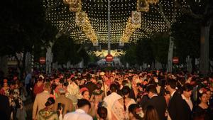 Una de las calles del Real de la Feria de Abril de Sevilla en este lunes por la tarde.