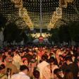 Una de las calles del Real de la Feria de Abril de Sevilla en este lunes por la tarde.