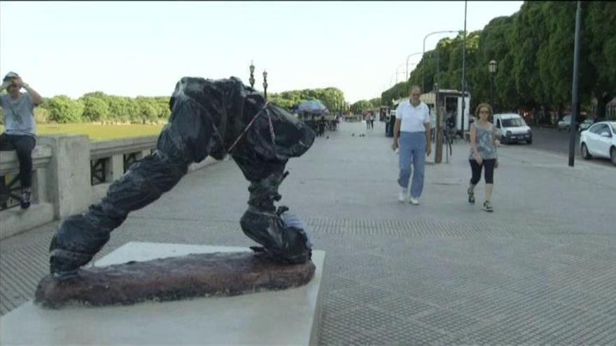 Destrozan un estatua de Messi en Buenos Aires