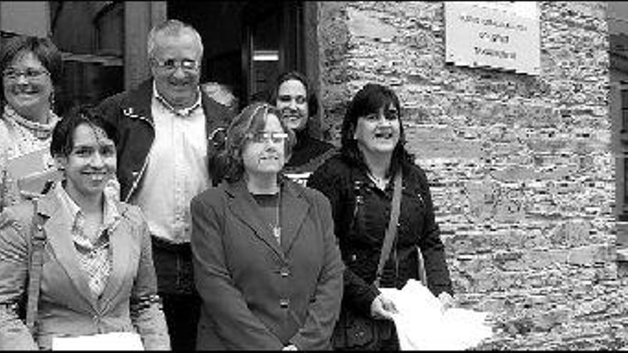 Los representantes de la comunidad educativa, ayer, con los alcaldes de Taramundi y San Tirso de Abres.