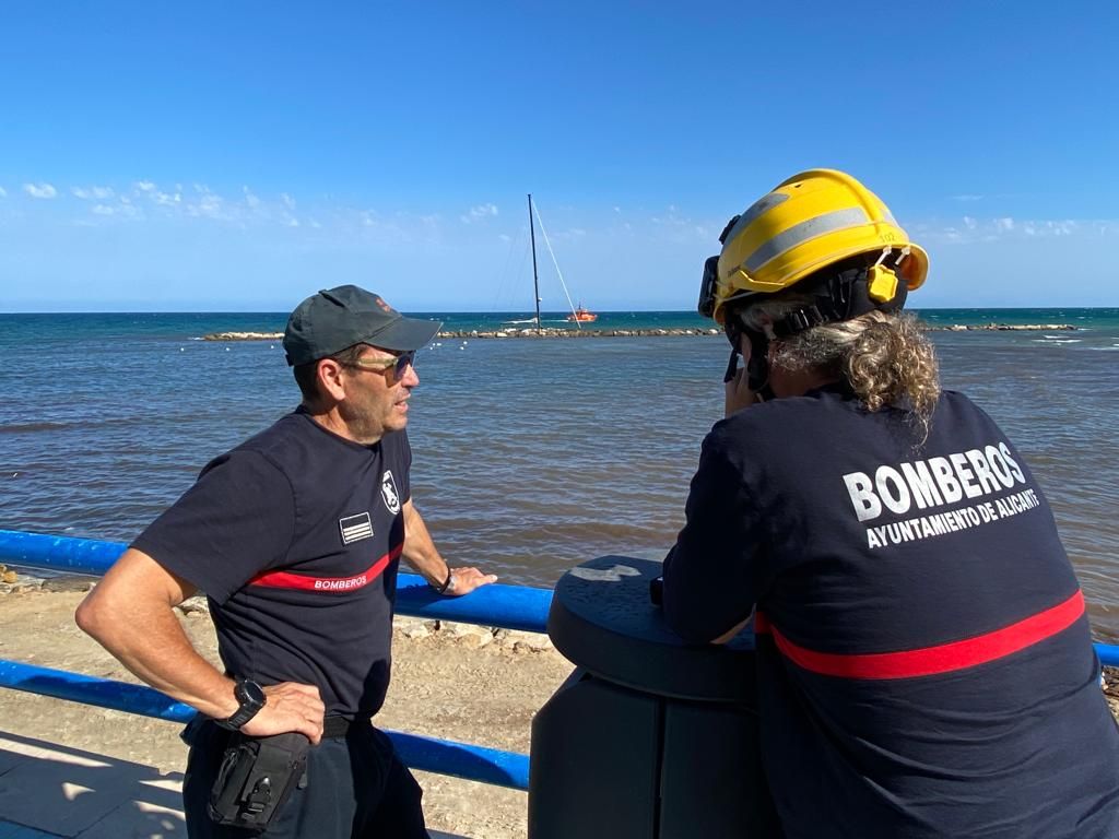 Un velero encalla en las rocas de la escollera de la playa del Cocó