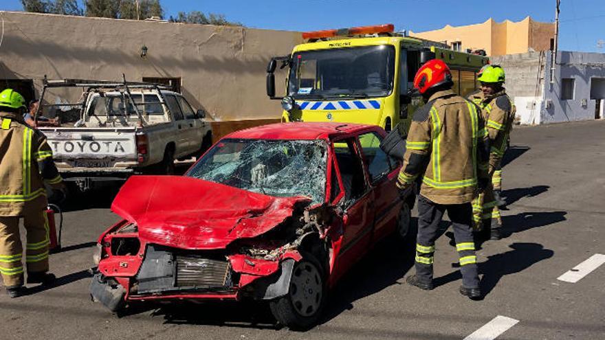 Efectivos de Emergencias Fuerteventura actuando en un accidente de tráfico.
