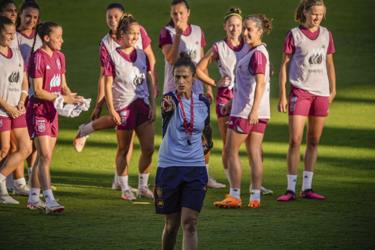 Montse Tomé, seleccionadora española femenina, en un entrenamiento