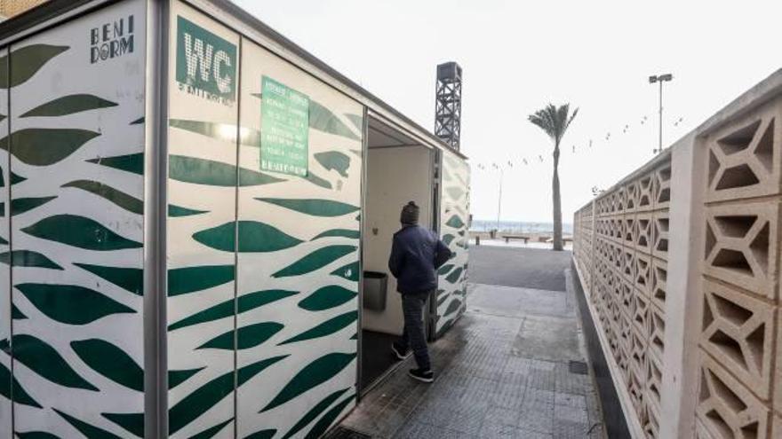 Uno de los aseos públicos de la playa de Levante.