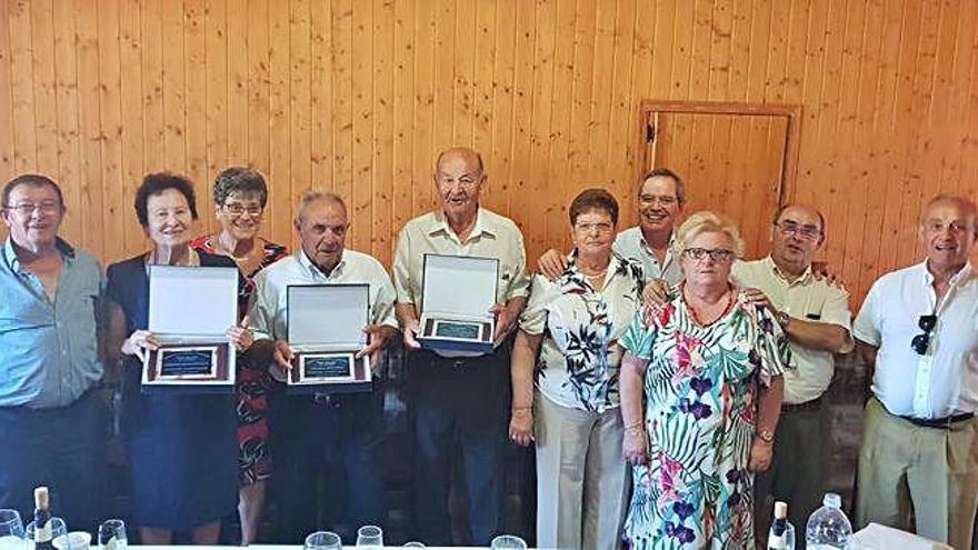 Los tres homenajeados de 2019 posan con sus placas conmemorativas junto a la Junta Directiva.